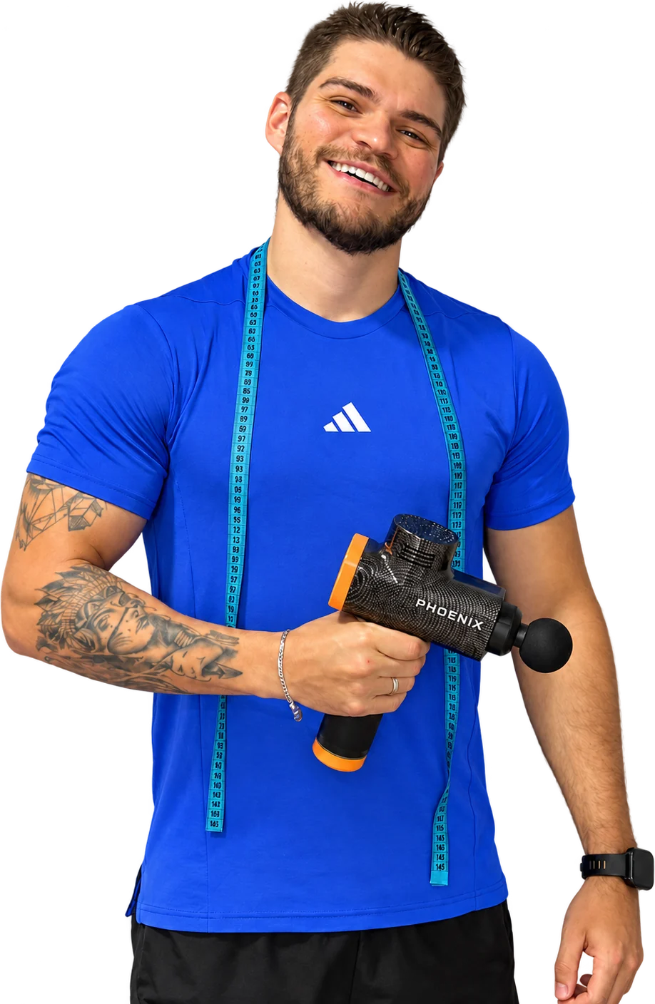 Pedro Filho, personal trainer, com fita métrica e pistola de massagem